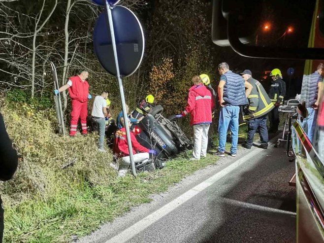 Saobraćajna nezgoda kod Banjaluke; Sudar autobusa i automobila (FOTO)