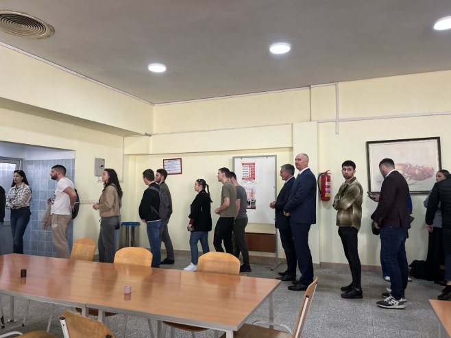 Karan na ručku sa studentima u menzi