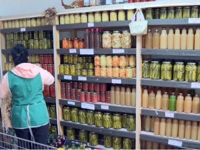 Vrijedne ruke učenika Poljoprivredne škole u Banjaluci napunile školski magacin zimnicom (VIDEO) Vrijedne ruke učenika Poljoprivredne škole u Banjaluci napunile školski magacin zimnicom (VIDEO)