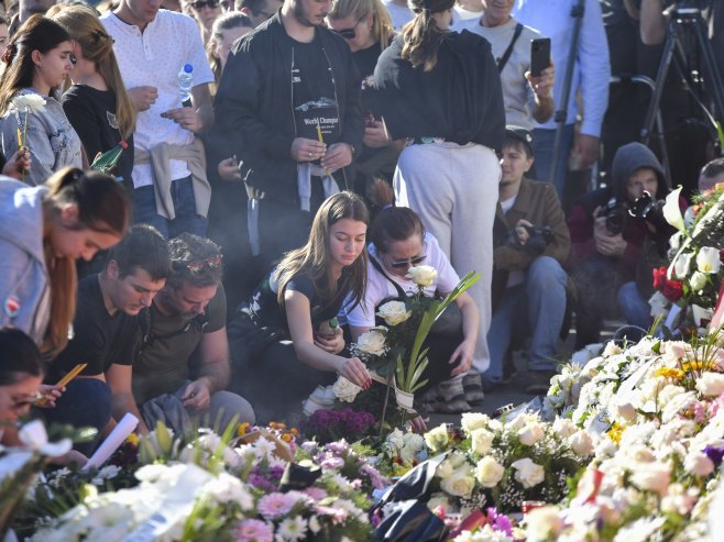 Građani odaju počast u Novom Sadu: Pale svijeće i polažu cvijeće (VIDEO)