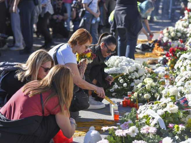 Građani odaju počast u Novom Sadu: Pale svijeće i polažu cvijeće (VIDEO)