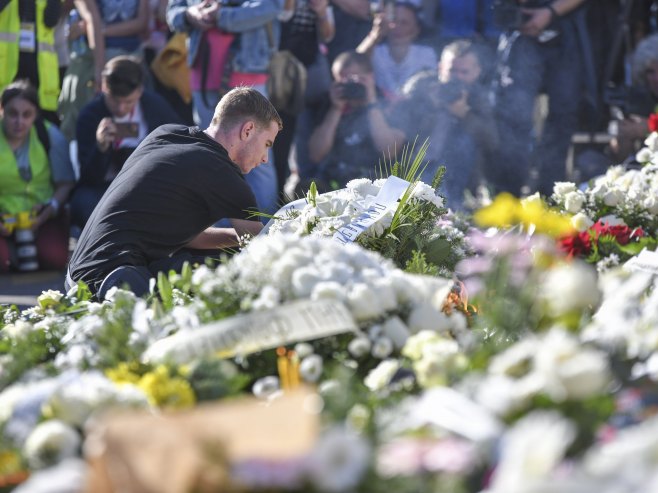 Građani odaju počast u Novom Sadu: Pale svijeće i polažu cvijeće (VIDEO)