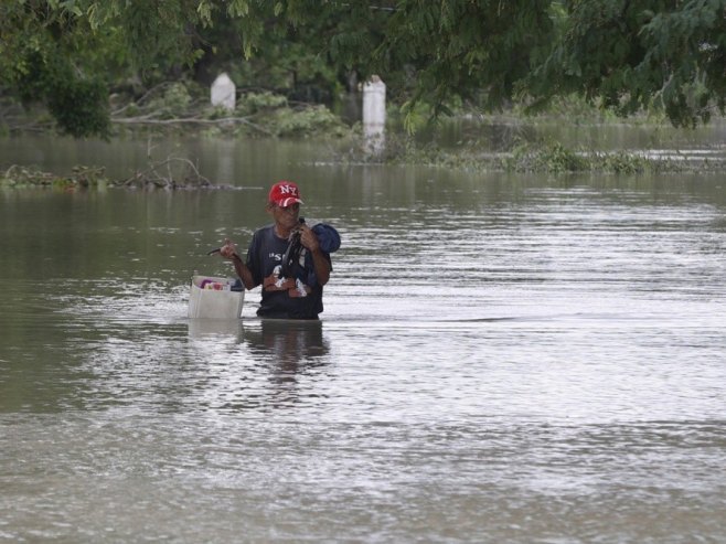 Pomoć teško stiže ugroženima nakon udara uragana "Melisa"