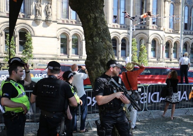 Desetoro ljudi izbodeno nožem u vozu u Britaniji, antiterorističke jedinice uključene u istragu (FOTO/VIDEO)