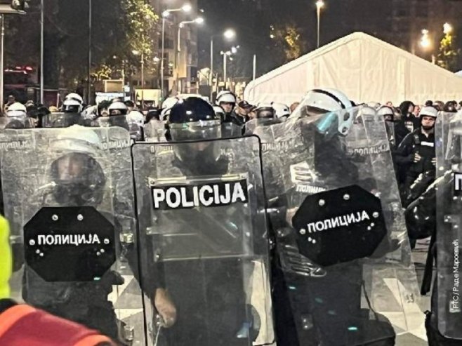 Kordon policije razdvaja građane ispred skupštine