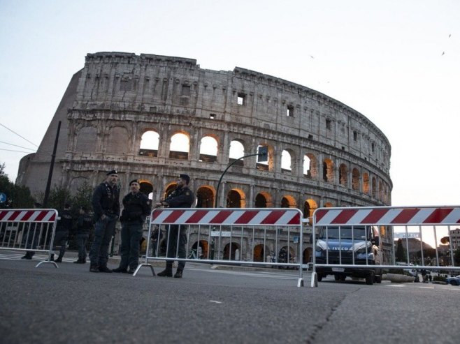 Vatrogasci satima pokušavaju da izvuku radnika ispod ruševina kod Koloseuma (FOTO/VIDEO)