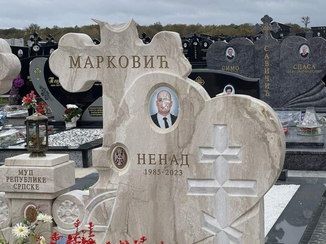Oskrnavljen spomenik Nenadu Markoviću Oskrnavljen spomenik Nenadu Markoviću - Foto: SRNA