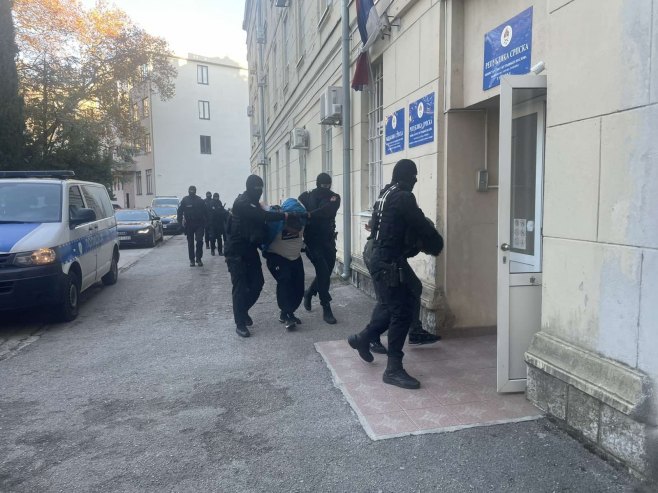 Uhapšeni u akciji "Uskok tri" sprovedeni u PU Trebinje (FOTO)