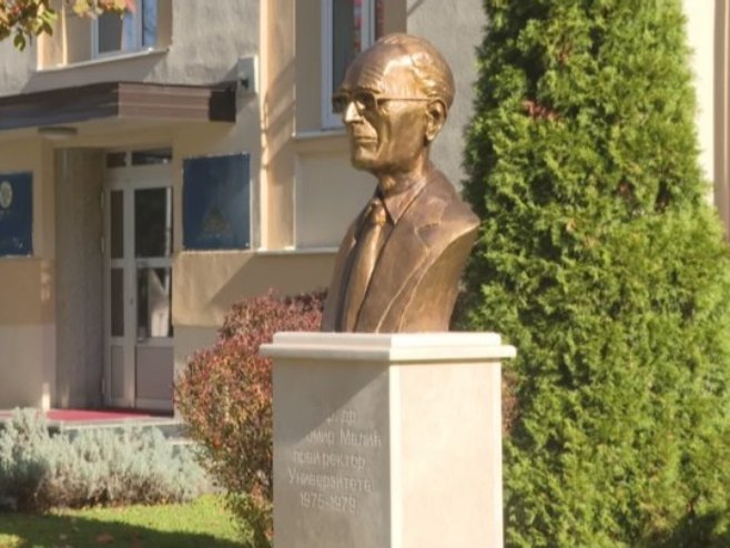 Otkrivena bista Dragomiru Maliću prvom rektoru Univerziteta; Ostavio neizbrisiv trag u istoriji visokog obrazovanja