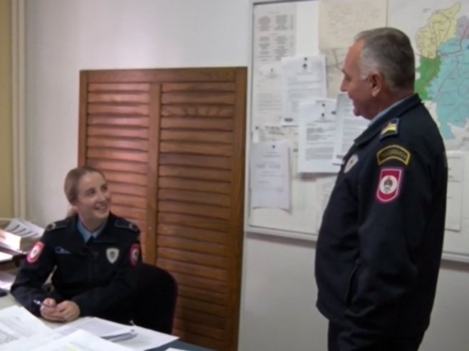 Dvije generacije Ignjatića u plavoj uniformi - otac i kćerka iz Srpca u službi MUP Srpske (VIDEO)