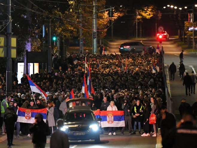 Na Trgu Nikole Pašića veliki broj građana dočekuje Srbe sa KiM