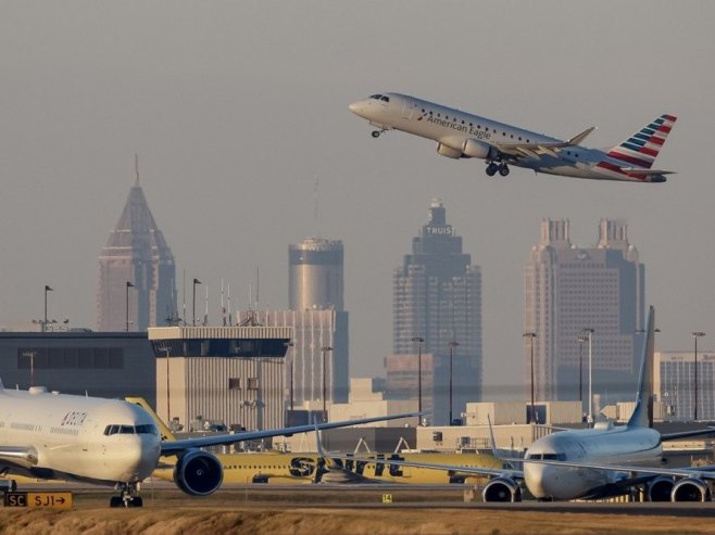 SAD smanjuju vazdušni saobraćaj za 10 odsto na 40 aerodroma zbog obustave rada vlade