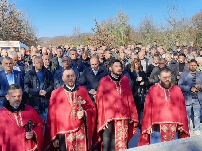 Na Glođanskom brdu obilježene 33 godine od stradanja 126 boraca Vojske Srpske: Јoš uvijek niko nije odgovarao za zločin (FOTO)