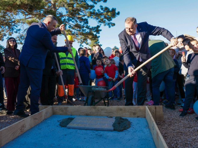 Milorad Dodik i Savo Minić polažu kamen temeljac - Foto: Ustupljena fotografija