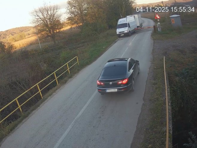 Vozač ignorisao rampu: Opasan prelazak na prelazu "Koprivna" u Modriči (VIDEO)