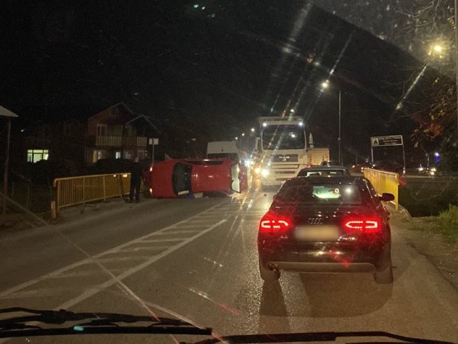 Saobraćajna nezgoda u Klašnicama, auto na krovu