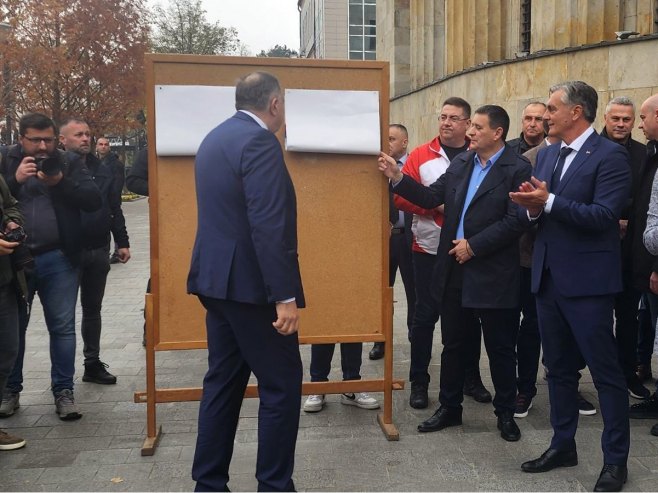 SNSD počeo predizbornu kampanju lijepljenjem prvog plakata (FOTO/VIDEO)