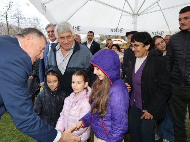 Dodik i Karan u posjeti višečlanoj porodici Miljić kod Lopara (FOTO)