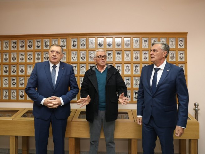 Dodik i ministar Karan obišli spomen-sobu u Loparama (FOTO)