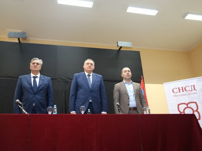 Lopare: SNSD tribina - Foto: ZIPAPHOTO/Borislav Zdrinja