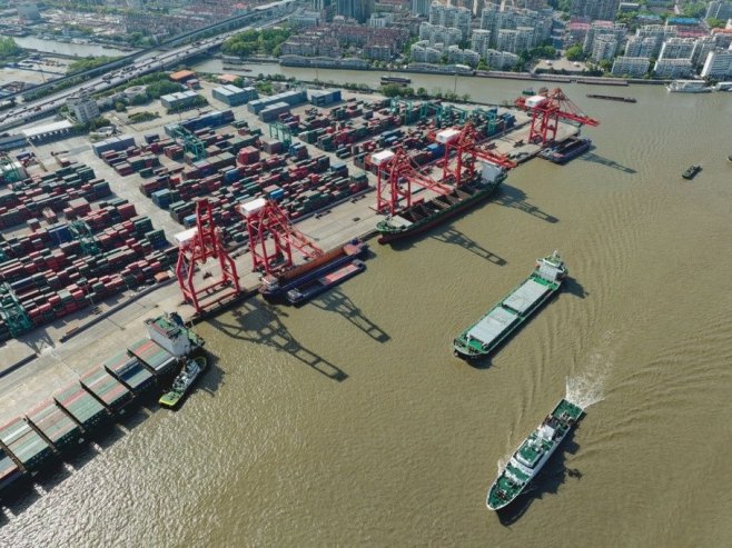 Teretni brodovi (foto: EPA/ALEX PLAVEVSKI - ilustracija) - 