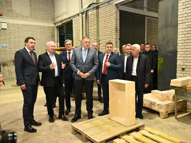 Dodik i Karan obišli firmu "Invest gradnja" na Sokocu; Stabilno poslovno okruženje doprinosi razvoju (FOTO/VIDEO)