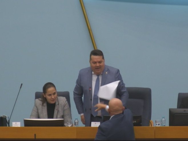 Dončić udaljen iz skupštinske sale; Gađao papirima Stevandića (VIDEO)