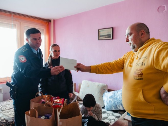 Empatija kadeta Policijske akademije MUP-a Srpske: Pomoć za porodicu Gotkovski iz Banjaluke (FOTO)