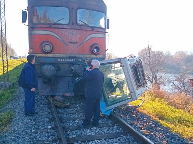 Vozač traktora poginuo na pružnom prelazu u mjestu Poljavnice - Foto: RTRS