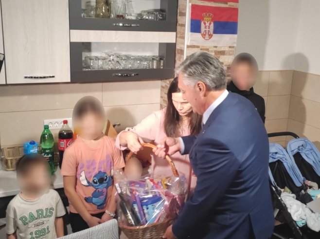 Dodik i Karan posjetili desetočlanu porodicu Јovanović u višegradskom selu Greben
