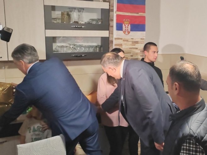 Dodik i Karan posjetili desetočlanu porodicu Јovanović u višegradskom selu Greben (FOTO)