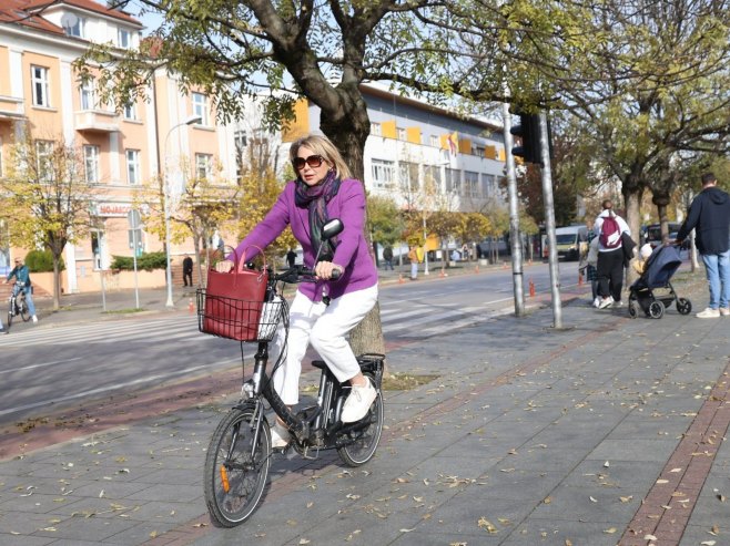 Trišić Babić sunčan dan iskoristila za vožnju biciklom i razgovor sa građanima (FOTO)