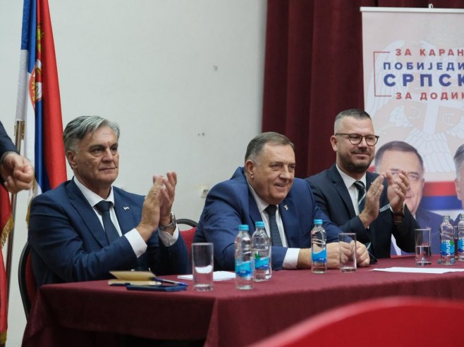 SNSD - razgovor sa građanima u Modriči (foto: banjaluka.net/aleksandarstupar) SNSD - razgovor sa građanima u Modriči (foto: banjaluka.net/aleksandarstupar) -