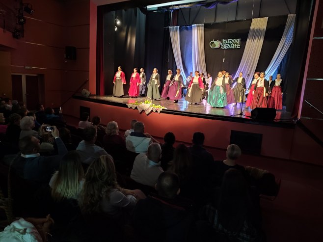 Gradiška: Održan festival "Tri jabuke zelene"