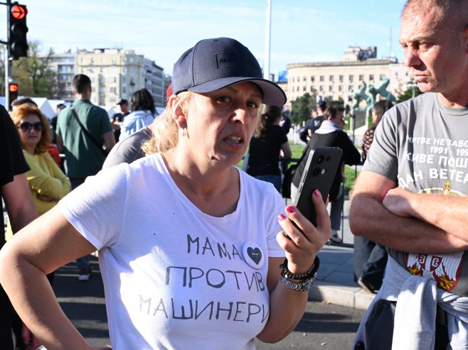 Dijana Hrka prekinula štrajk glađu, ostaje ispred Skupštine