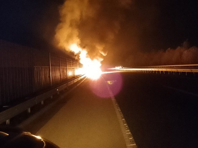 Automobil izgorio na auto-putu "9. januar" Automobil izgorio na auto-putu "9. januar"