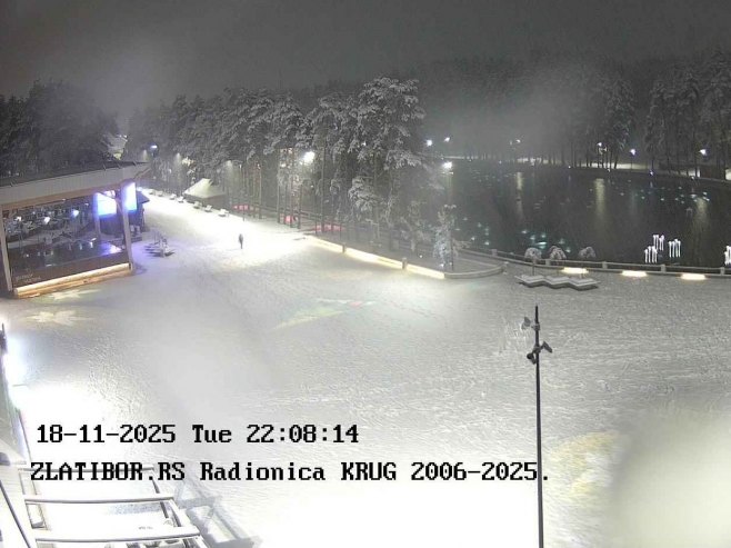 U Zlatiborskom okrugu snijeg pada već nekoliko sati, izazvao probleme u saobraćaju (VIDEO)