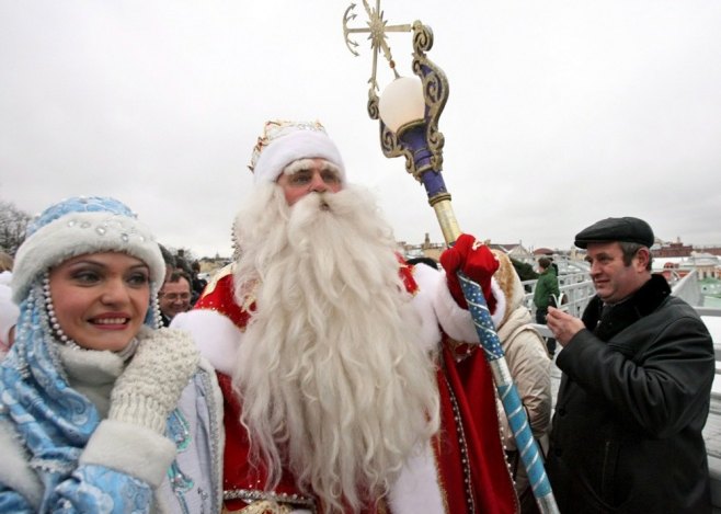 Voz Djeda Mraza krenuo iz Vladivostoka na novogodišnje putovanje po Rusiji (VIDEO)