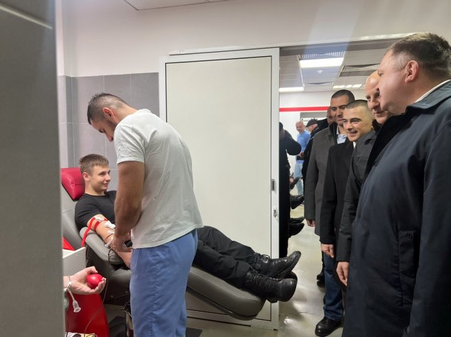 Kadeti Policijske akademije i učenici Srednje škole unutrašnjih poslova donirali krv (FOTO)