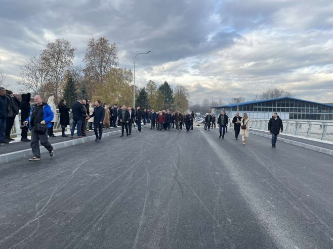 Zvaničnici Srpske obišli novoizgrađeni most u Česmi; Vlada preuzima izgradnju pristupnih saobraćajnica