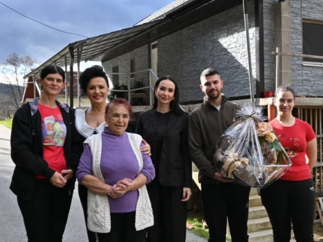 Osnivača Fondacije "Srpska kuća" Gorice Dodik posjetila porodicu Savić u opštini Јezero