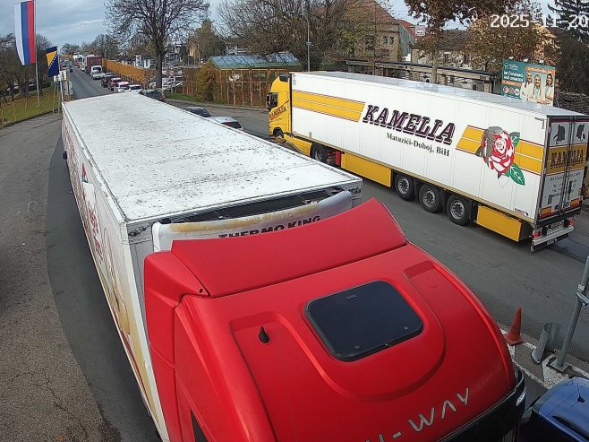 Na prelazu Gradiška duže kolone vozila u oba smjera