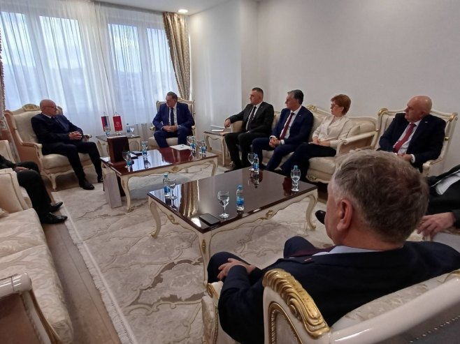 Dodik sa rukovodstvom Udruženja penzionera Srpske; Konferencija za novinare na RTRS