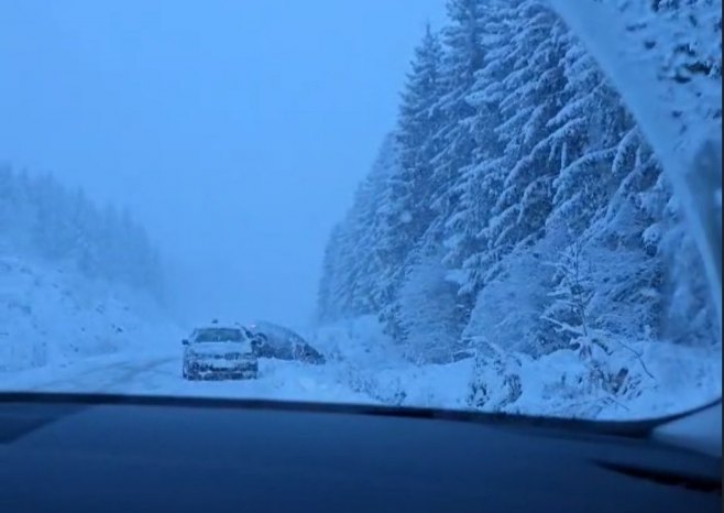 Problemi u saobraćaju zbog snježnih padavina: Kamion skliznuo sa ceste, automobil u kanalu