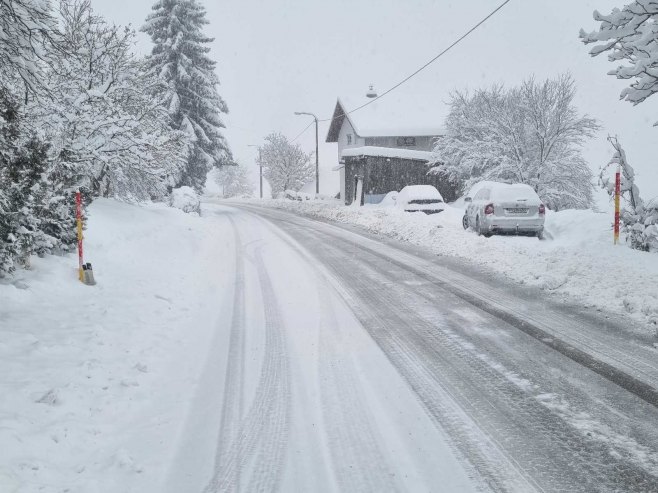 U Kneževu izmjereno 55 centimetara snijega, putevi prohodni; Apel vozačima - ne krećite bez zimske opreme (VIDEO)