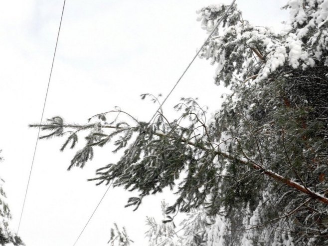 Oglasila se "Elektrokrajina": Sve terenske ekipe rade na otklanjanju kvarova, situaciju otežavaju neprohodni putevi