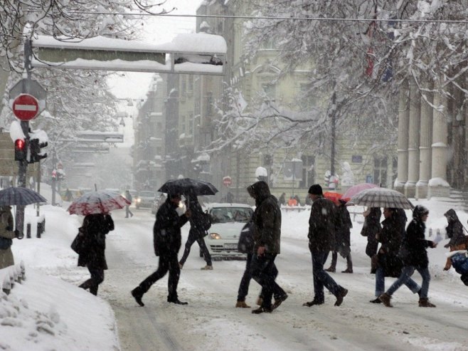 Snijeg pao širom Hrvatske, automobili zaglavljeni u snijegu kod Splita i Klisa (VIDEO)