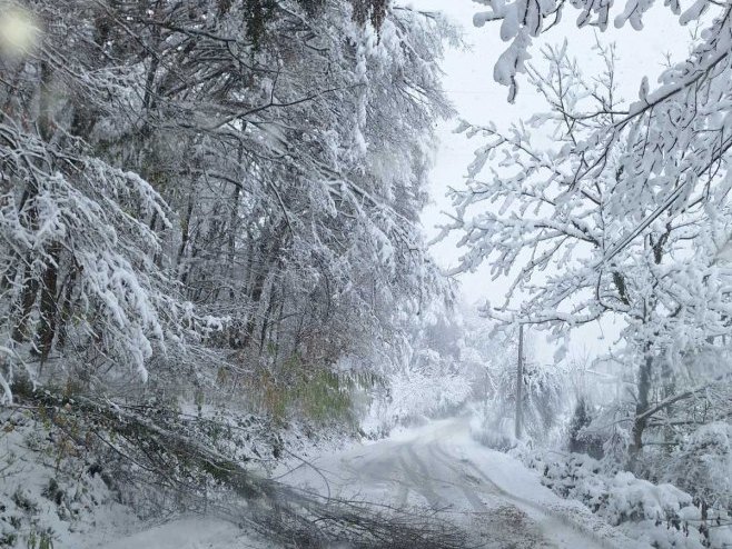 Banjaluka: Donja Kola bez struje, vode, a i put nije očišćen