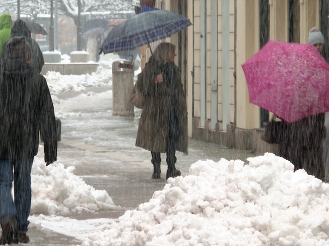 U Banjaluci ponovo kolaps zbog snijega; Saobraćaj otežan, trotoari neočišćeni, građani ogorčeni