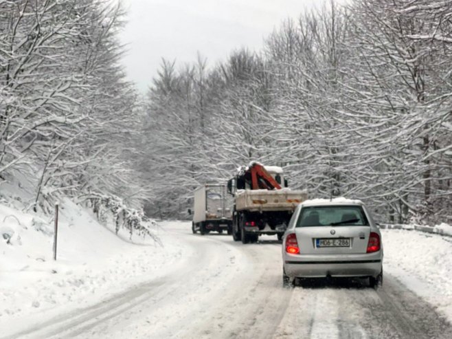 Otežan saobraćaj na planinskim prevojima, posebno preko Rogoja; Vozačima apel: Nigdje bez zimske opreme! (VIDEO)